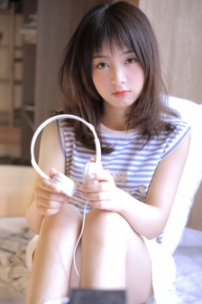 老头边吃奶边弄进去呻吟